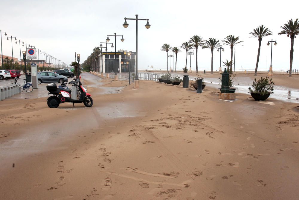 El temporal ''entierra'' en arena el paseo marítimo de València