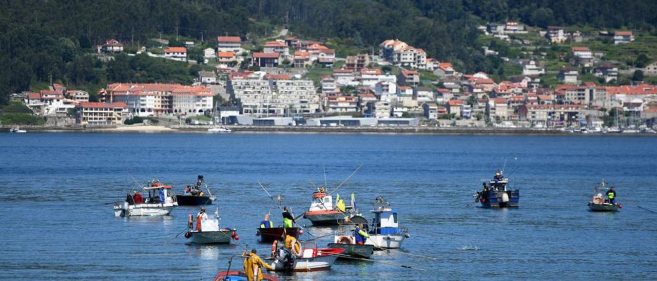 Marisqueo a flote en la zona de Placeres.   | // GUSTAVO SANTOS