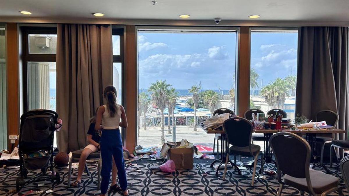 Dos niñas evacuadas de poblaciones israelís fronterizas con Gaza juegan en una sala del hotel de Tel Aviv en el que se encuentran alojadas, este martes.