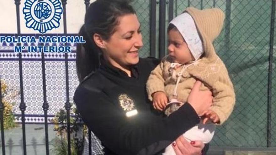 Dos policías nacionales salvan a una niña de un año de morir asfixiada