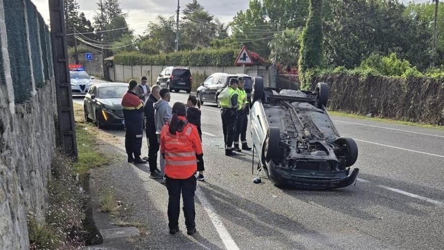 Un coche vuelca en la PO-208 en Poio pero nadie sale herido