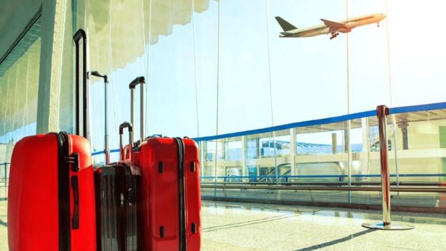Este es el motivo por el que deberías llevar una maleta roja para viajar en el aeropuerto
