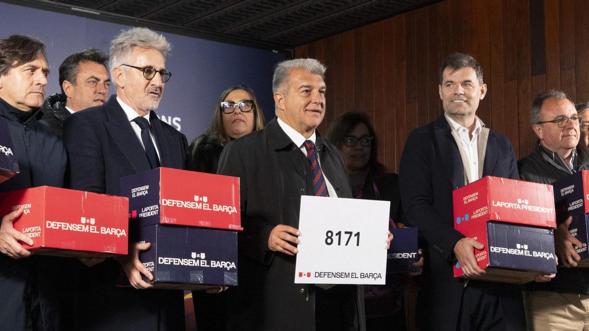 Joan Laporta, amb les caixes de les firmes; al costat, els altres tres precandidats davant l’Auditori, ahir.