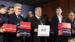 Joan Laporta, amb les caixes de les firmes; al costat, els altres tres precandidats davant l’Auditori, ahir.