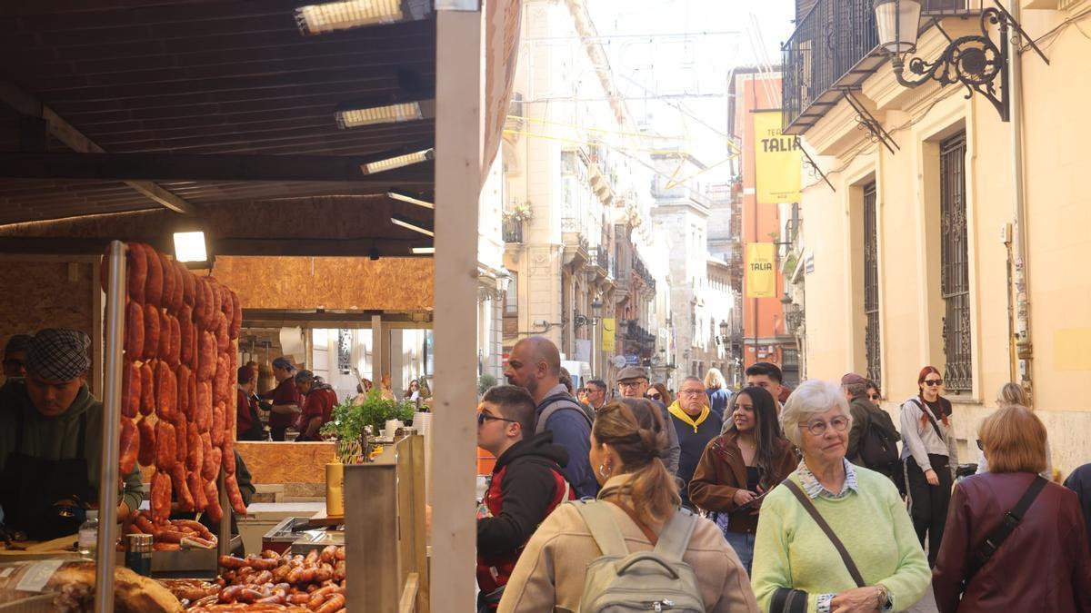 Puestos de comida en Fallas: el menú fallero con bocatas y asado