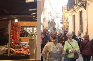 Puestos de comida en Fallas: el menú fallero con bocatas y asado