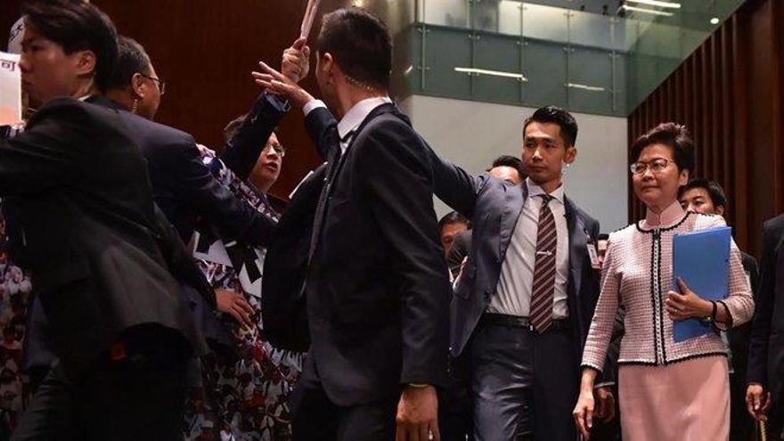 La jefa de gobierno de Hong Kong suspene su discurso ante el Consejo Legislativo por las protestas de la oposición