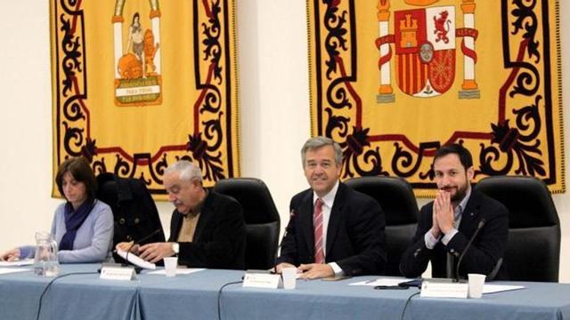 El alcalde de Estepona, José María Gacía Urbano, en el centro, durante el pleno.