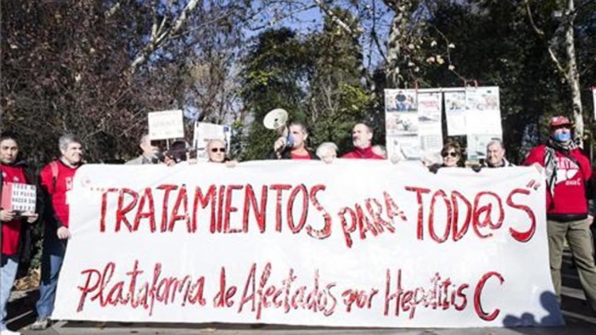 Participantes en la 'marea blanca' por una sanidad 100% pública, este domingo, en Madrid.