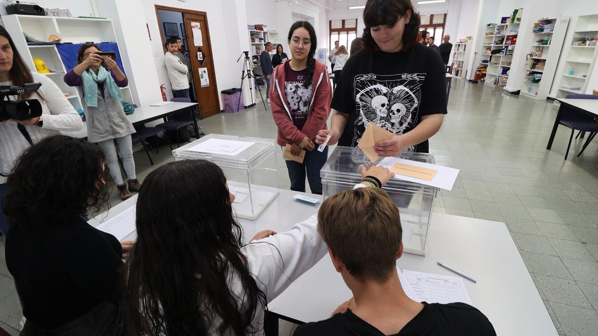 Recreación de una jornada electoral realizada en el colegio Carmelitas Vedruna de Alcoy este jueves.