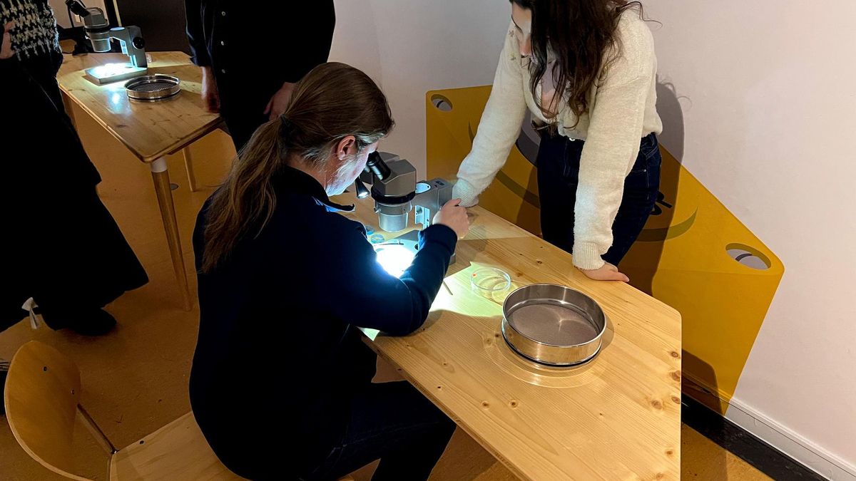 Exposición sobre microplásticos en el lago Leman.