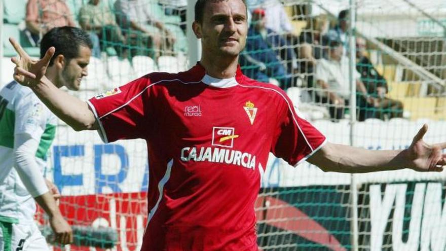 Ranko Despotovic en un partido con el Real Murcia