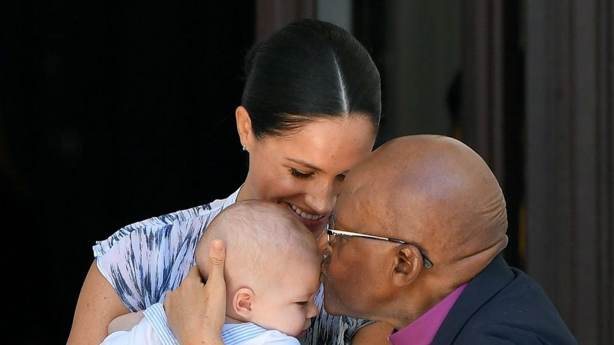 El cariñoso gesto del arzobispo Desmond Tutu al pequeño Archie