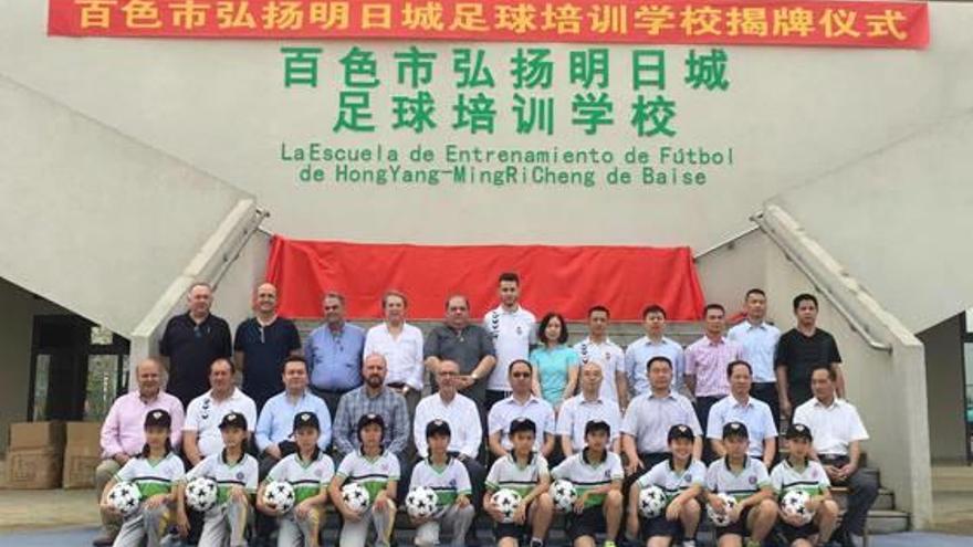 la expedición del castellón ya ha vivido sus primeras horas en China.Los representantes albinegros ante la entrada de la escuela del HongYang en la que el club colaborará.David Cruz y Rubén Fonte departieron con los lugareños.La presencia de los «orelluts» ya es palpable en Baise. f Levante-EMV