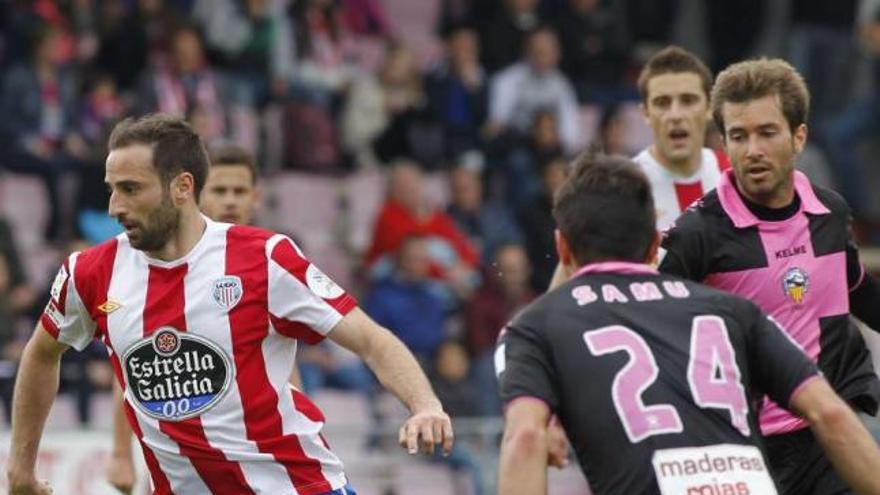 Un jugador del Lugo intenta salvar la entrada de un rival en un lance del partido de ayer. // El Progreso