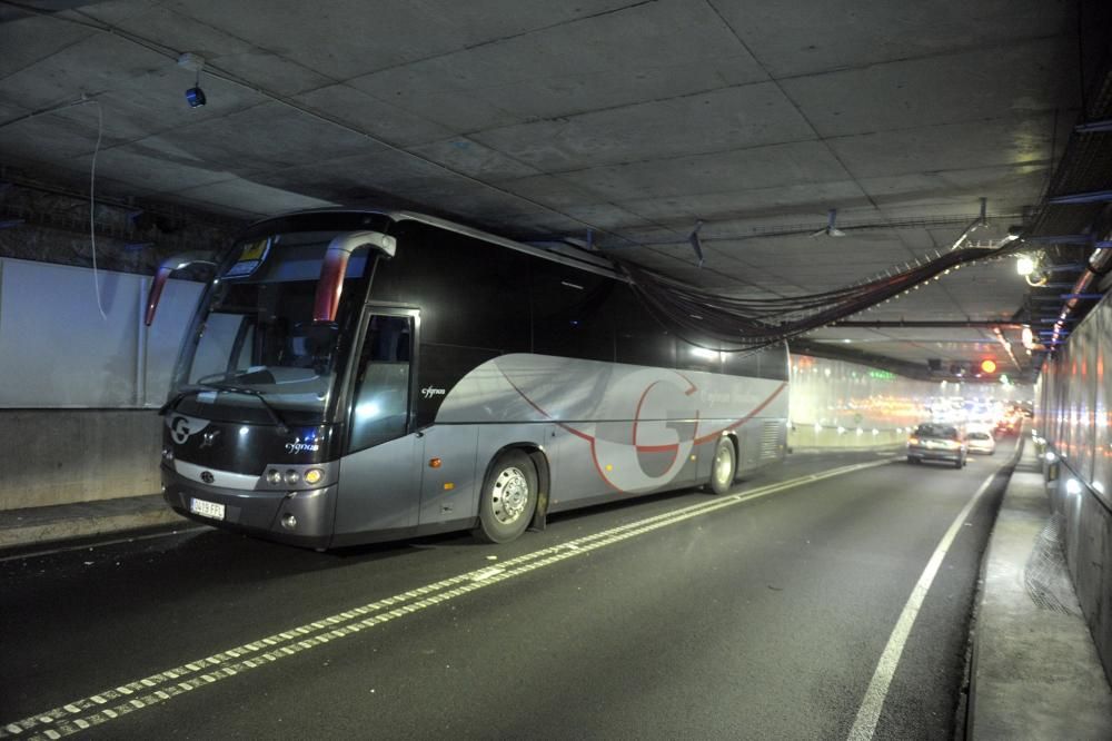 Un autobús escolar, atrapado en el túnel de María