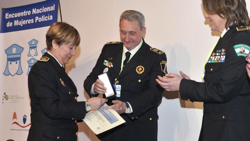 Inmaculada Soriano recibiendo la distinción policial en Madrid