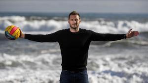 Dani López Pinedo, posando este viernes en la playa de la Barceloneta.