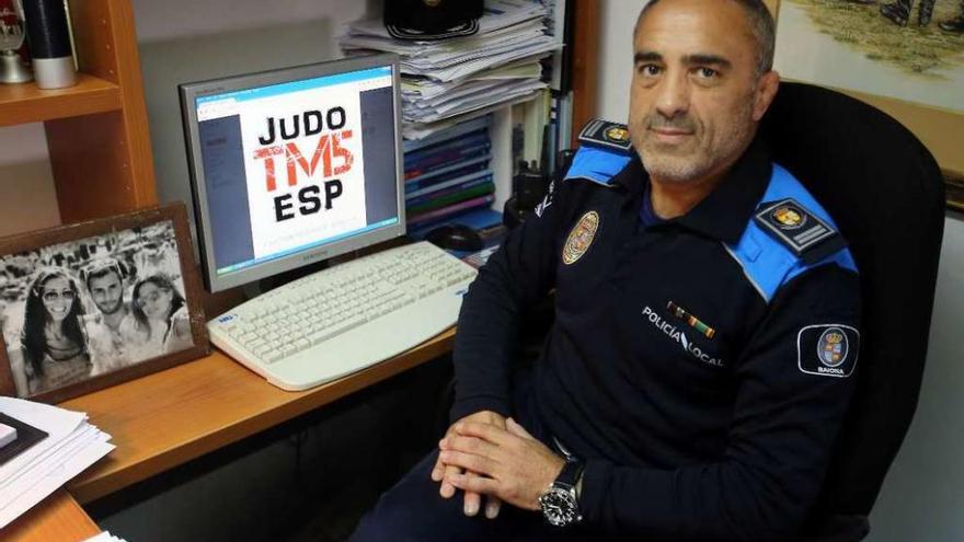 Pedro Alonso muestra la campaña de crowdfunding en su despacho de la Policía de Baiona. // Marta G.Brea