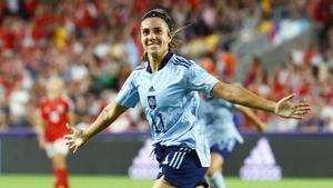 Marta Cardona celebra el gol que le dio el triunfo a la selección ante Dinamarca.