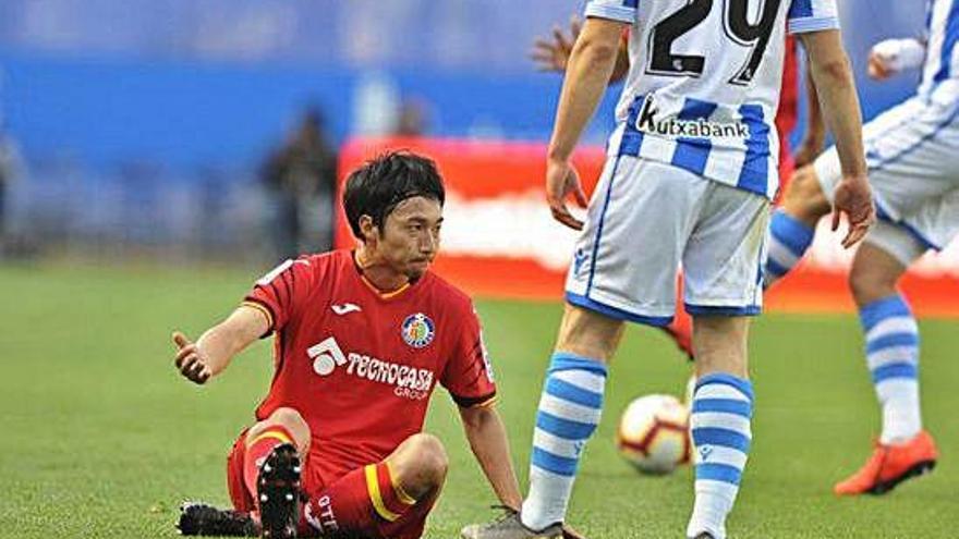 Gaku Shibasaki, en el suelo, en un partido la temporada pasada con el Getafe.