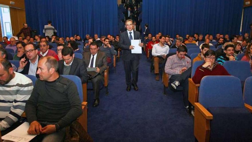 Luis Menor, en la mañana de ayer, en el momento de entrar en el salón del congreso. // Bernabé/Cris M.V.