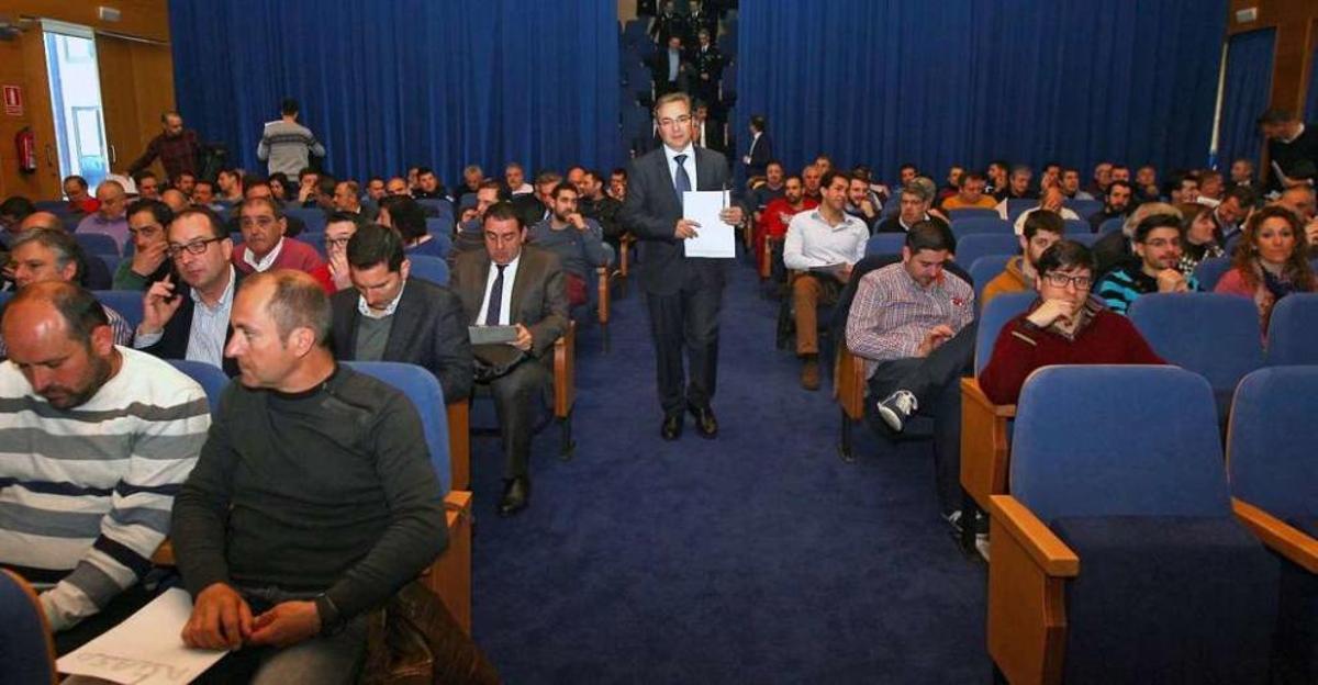 Luis Menor, en la mañana de ayer, en el momento de entrar en el salón del congreso. // Bernabé/Cris M.V.