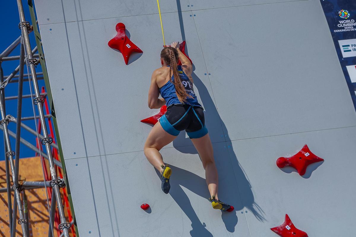 Escaladora ucraniana se enfrenta al muro de velocidad en la clasificatoria femenina de esta modalidad