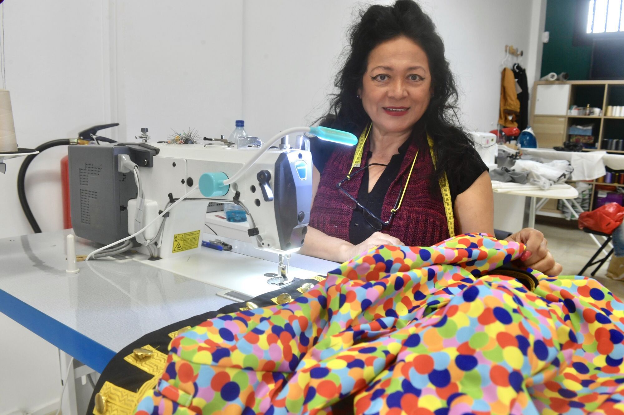 Confección de disfraces en el taller de costura Kallpa y puntos