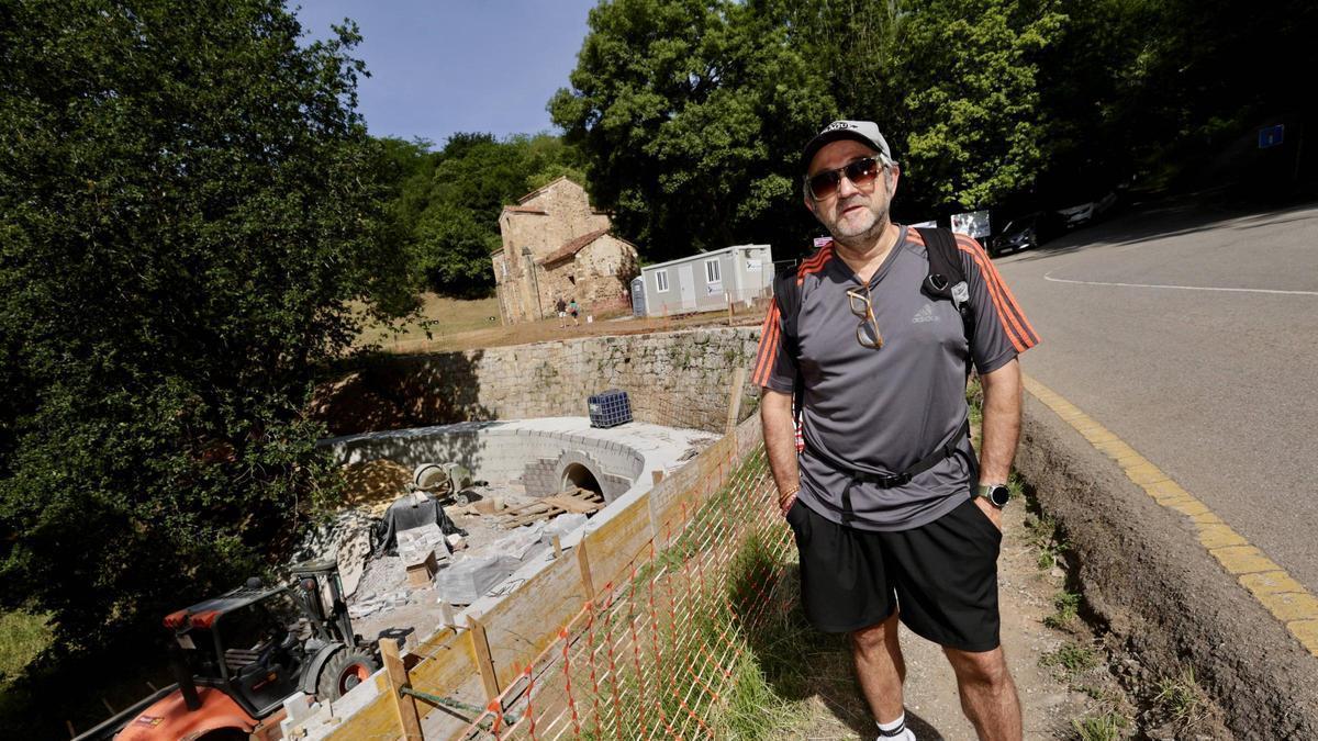 Fernando Milla posa delante de a las obras de la nueva senda.