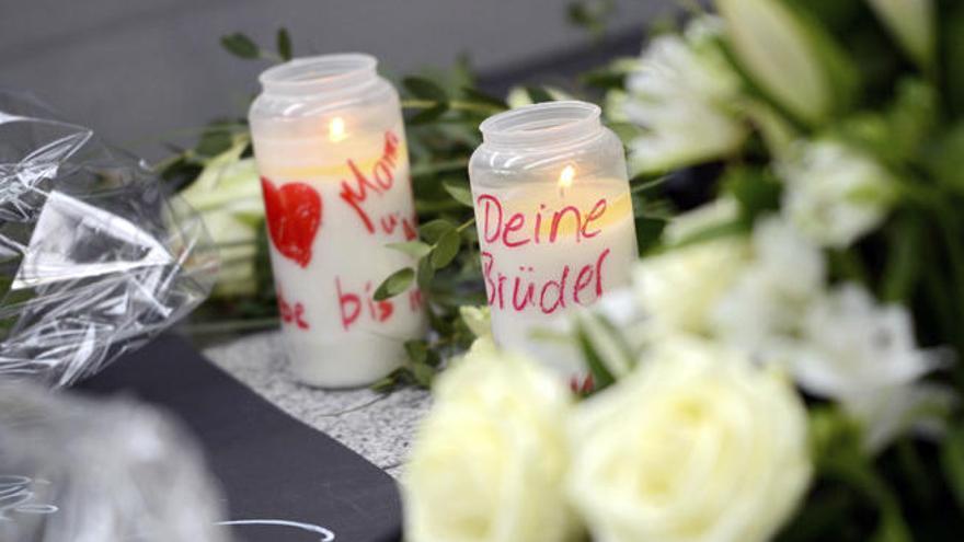 Flores y velas colocados en memoria de las víctimas del vuelo de Germanwings // CAROLINE SEIDEL