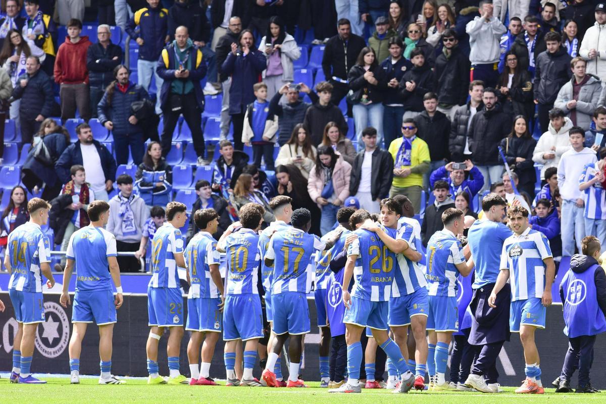 Victoria del Fabril: jugadores y afición celebran el 3-0 en Riazor Victoria del Fabril: jugadores y afición celebran el 3-0 en Riazor