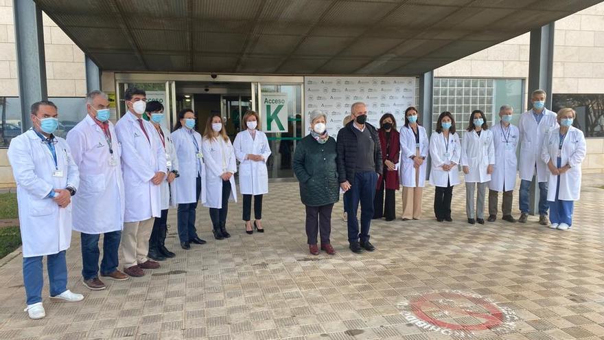 Trasplantada y donante, con autoridades sanitarias y profesionales que han participado en el trasplante.