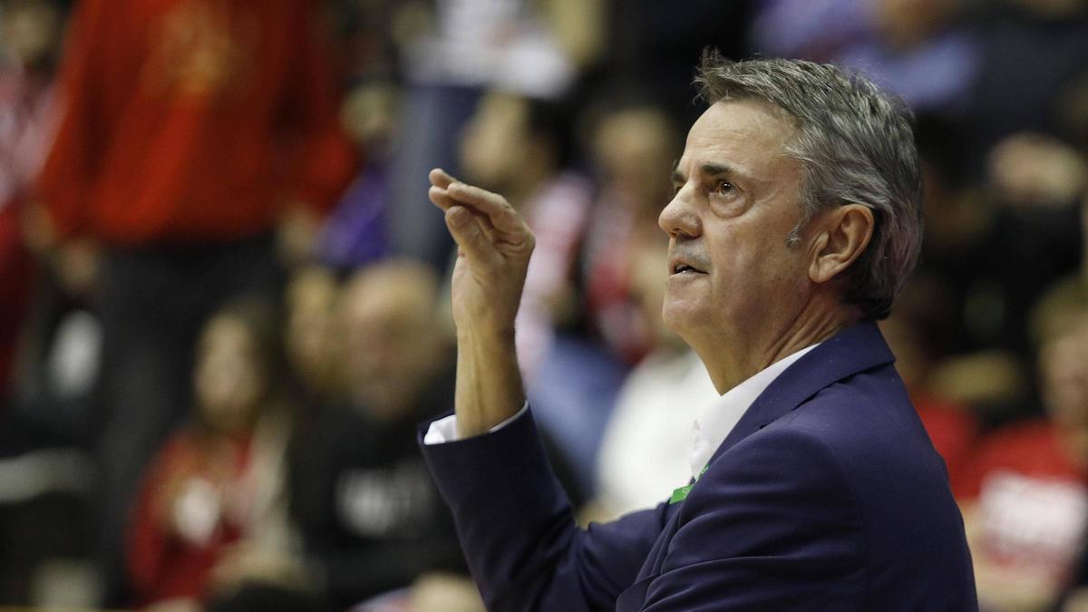 Fisac, gesticulando desde el banquillo durante un partido del Burgos