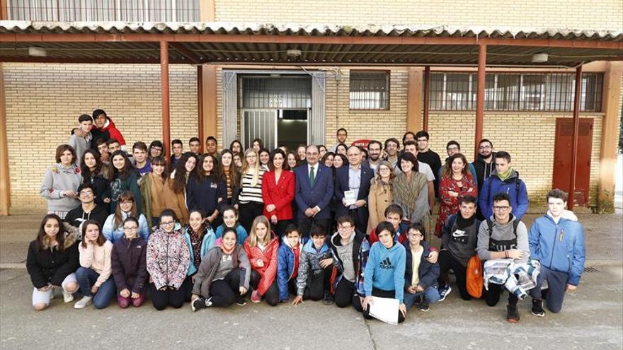 El presidente de Aragón pide a los alumnos proteger la democracia