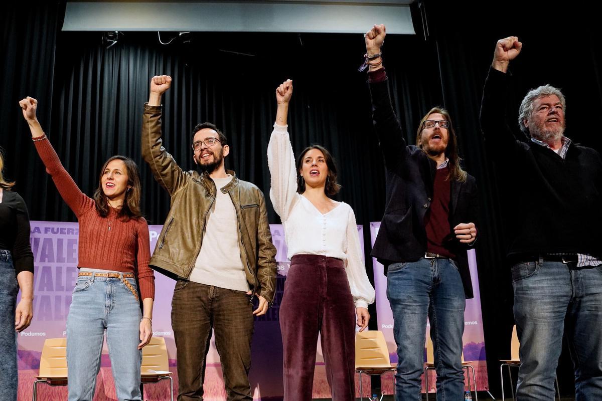 Las dirigentes de Podemos Ione Belarra e Irene Montero, con el  candidato de Podemos-Alianza Verde a la Junta, Miguel Ángel Llamas (centro).