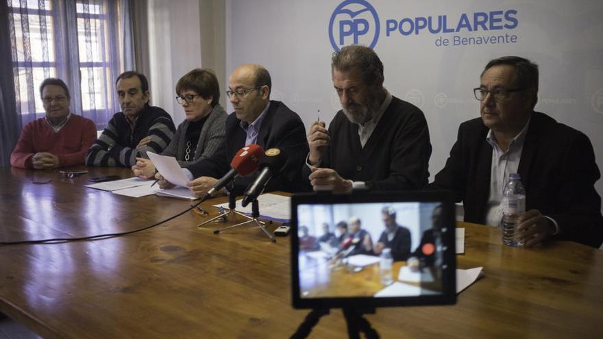 Los concejales del PP en la rueda de prensa en la que hicieron pública la grabación realizada por el exbombero al alcalde en noviembre de 2016.