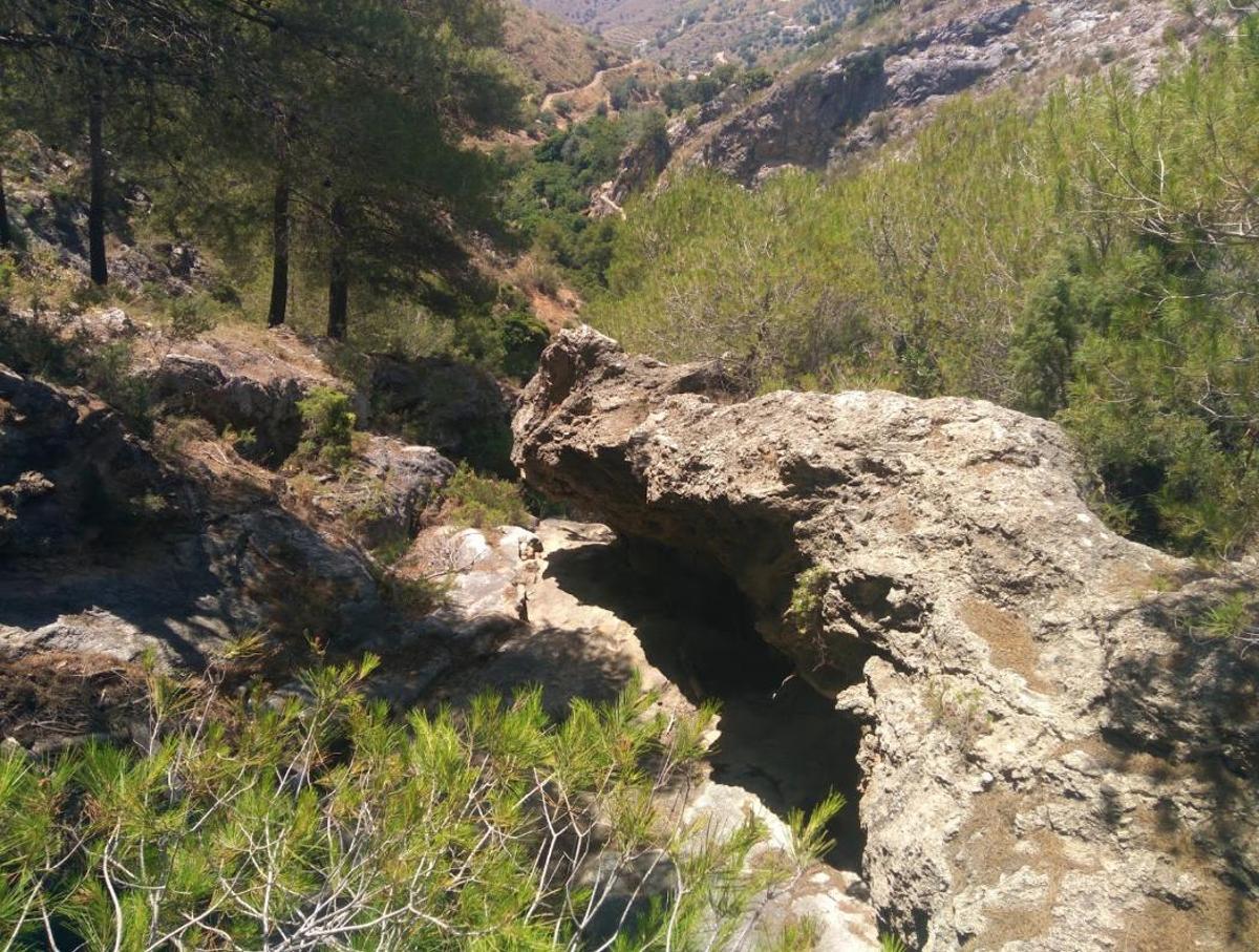 Así es la ruta de senderismo de Málaga que llega hasta la Cueva de la Fájara, en Canillas de Aceituno