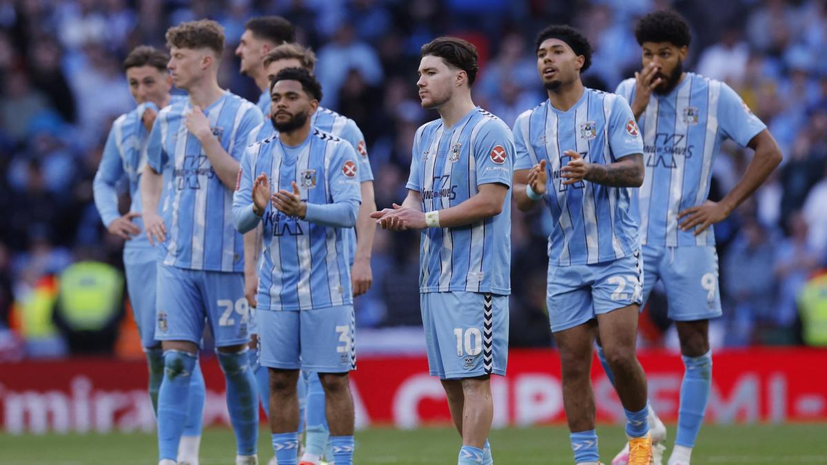 Los jugadores del Coventry, decepcionados tras perder por penaltis en la semifinal de Copa ante el United.