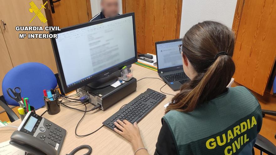 Imagen de una agente de la Guardia Civil, durante la operación