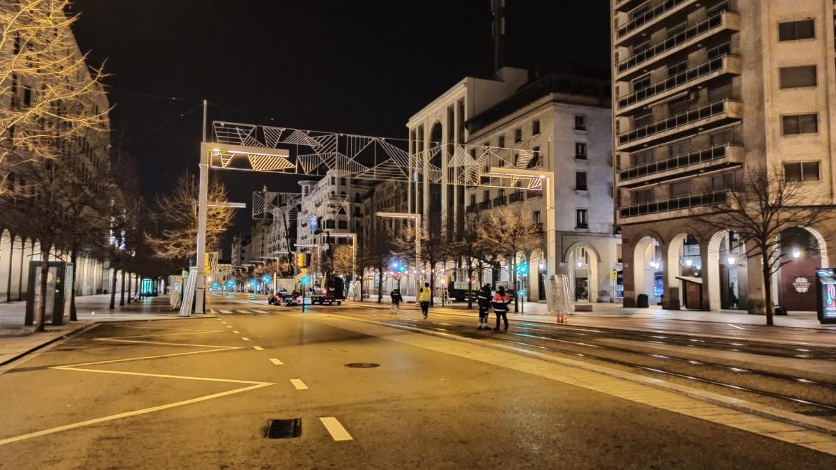 Montaje de la iluminación navideña en el paseo Independencia de Zaragoza