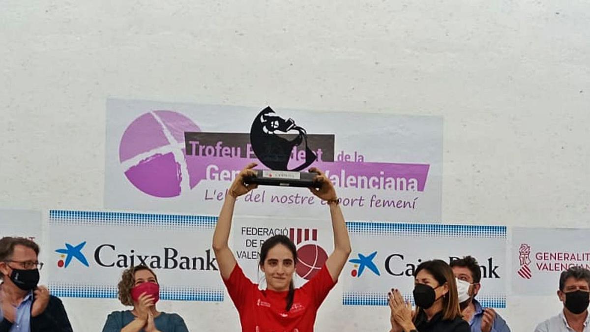 Victoria, guanyadora del Campionat Individual CaixaBank de raspall femení. | FEDPIVAL