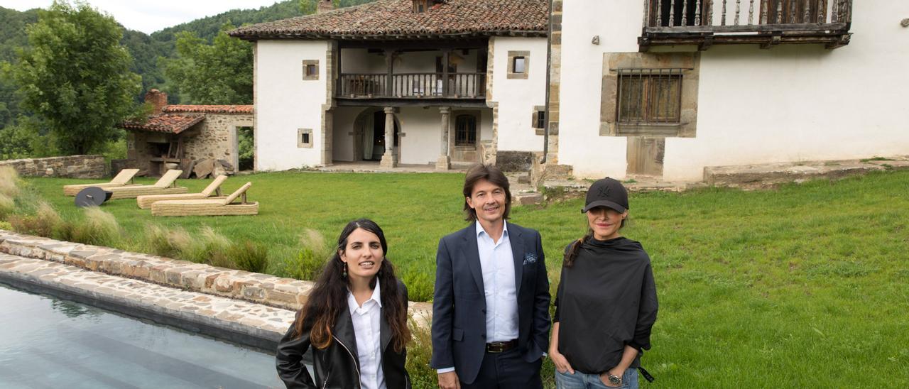 Cristina Espina, gerente; Carlos Díaz, propietario; y Sofía Tejerina, diseñadora, junto a la piscina infinita en el palacio Miranda-Quirós, donde se ubica el Solo Hotel, en Llanuces (Quirós).