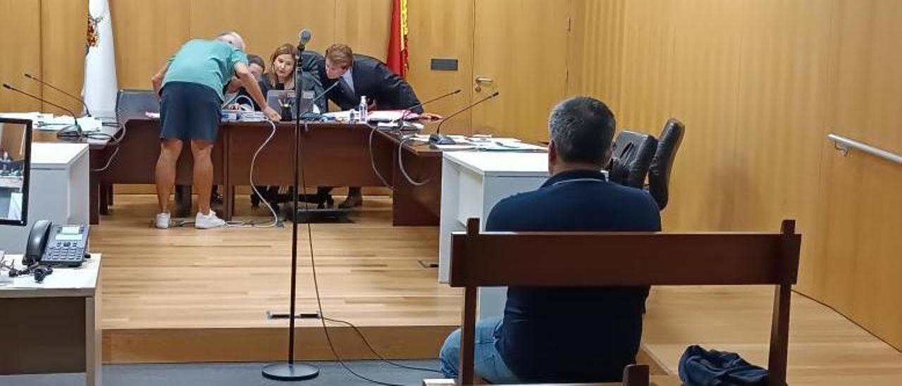 Un guardia civil, la fiscal, la defensa y la magistrada miran en el ordenador la foto del radar. |   // F. C.
