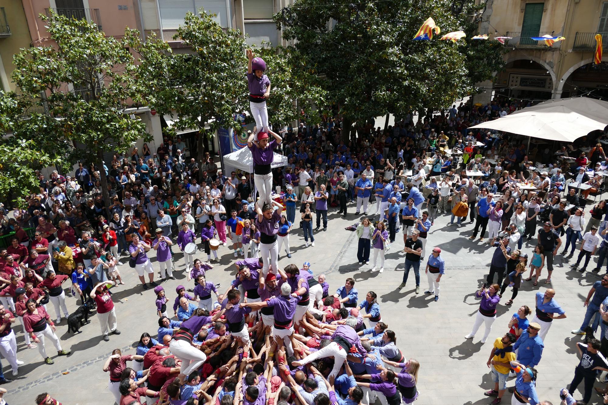 La plaça es tenyeix de colors amb la Diada Castellera de Santa Creu