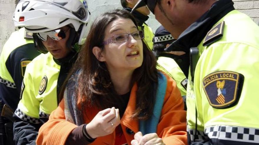 Mónica Oltra discute con unos policías el pasado 6 de abril en las protestas que intentaron evitar el derrivo de varios inmuebles en el Cabanyal