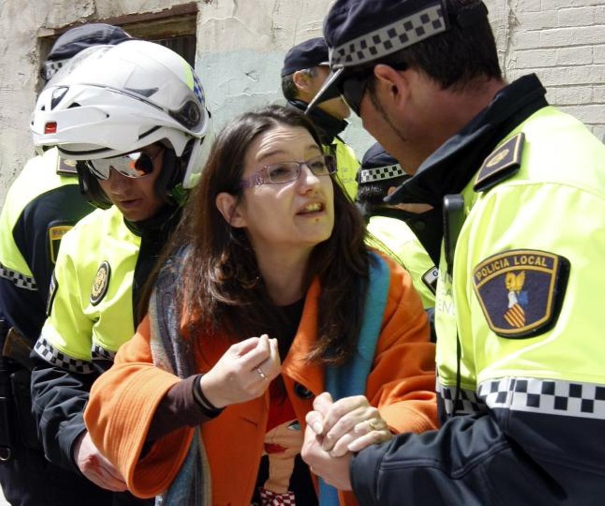 Mónica Oltra discute con unos policías el pasado 6 de abril en las protestas que intentaron evitar el derrivo de varios inmuebles en el Cabanyal