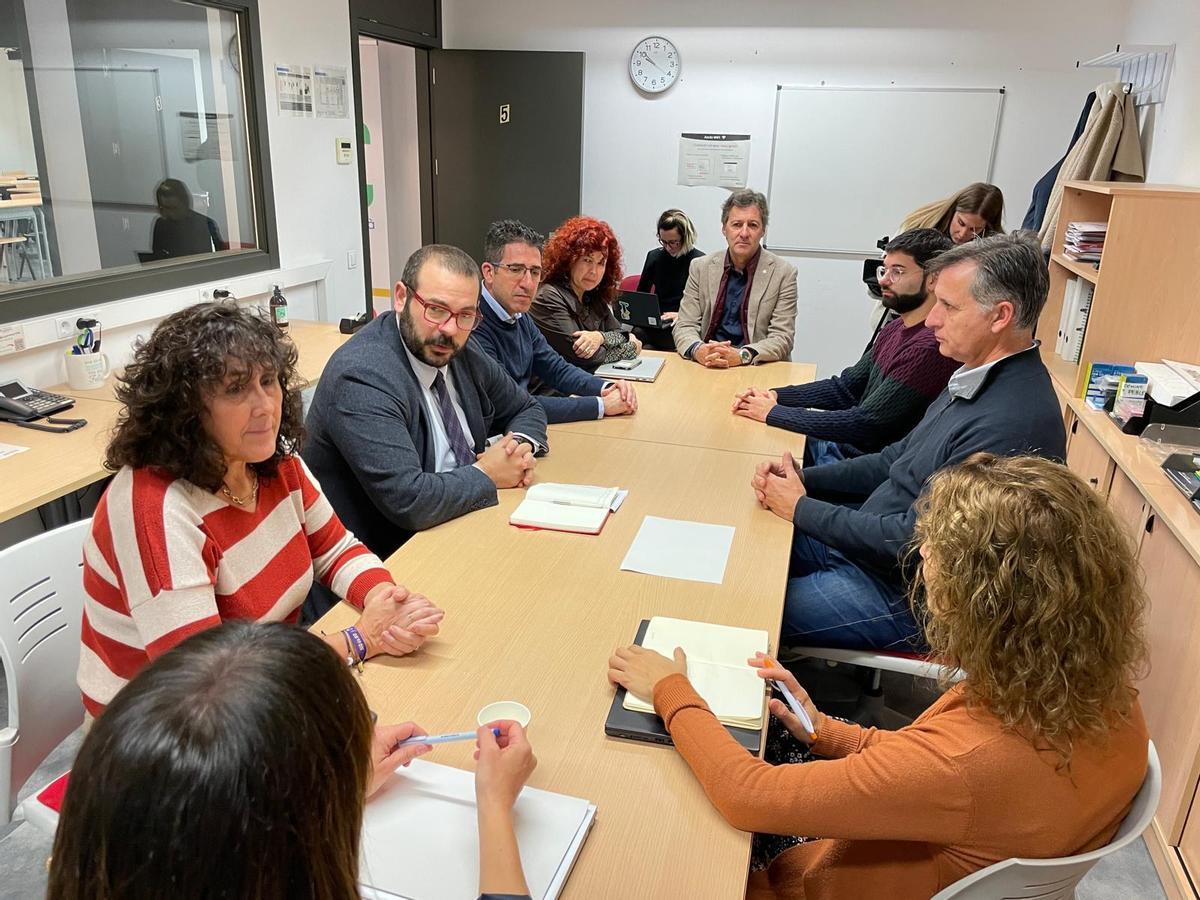 Reunión entre el alcalde Bote y demás miembros del consistorio con representantes del Centre de Normalització Lingüística de Mataró