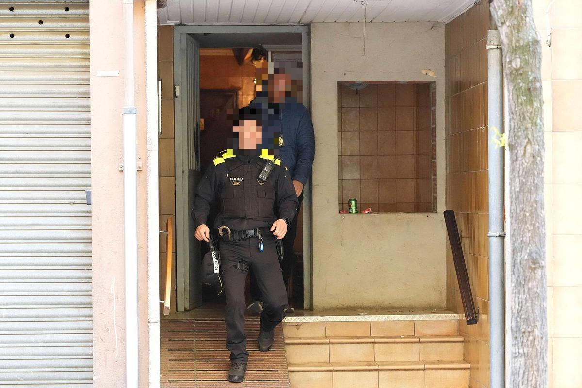 Les imatges d'un operatiu antidroga en un pis de Salt Les imatges d'un operatiu antidroga en un pis de Salt