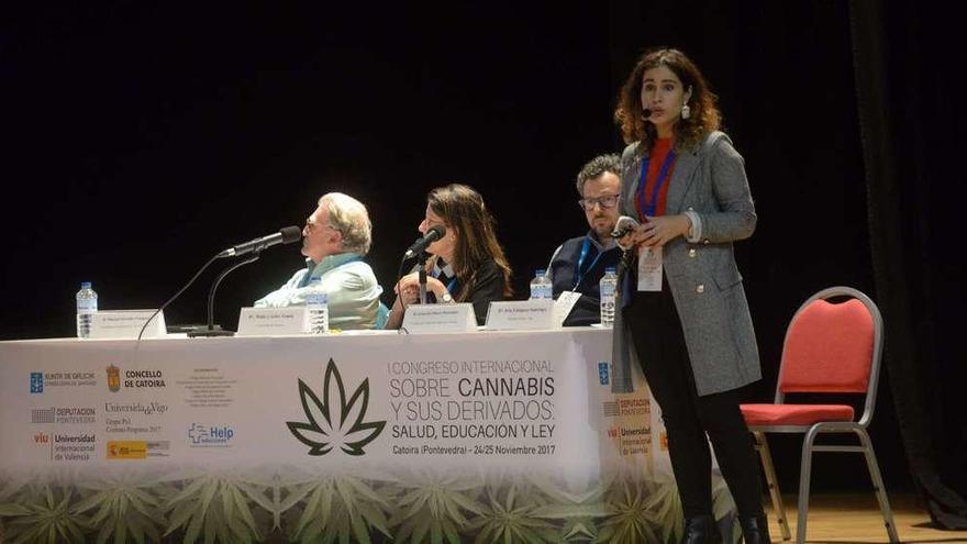 Mesa redonda integrada por Maite Cortés (en el centro), Iria Vázquez, Gerardo Florez y Manuel Serrano, ayer. // Noé Parga